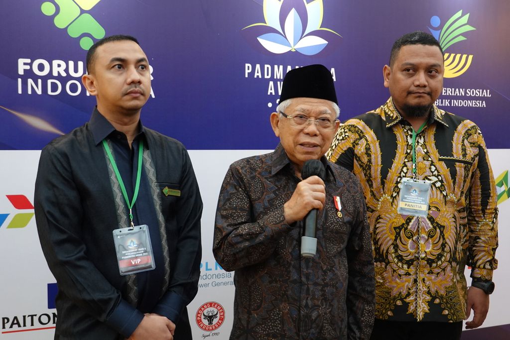 Wakil Presiden Ma'ruf Amin ketika memberikan keterangan pers seusai menyerahkan Penganugerahan Padmamitra Award 2022 di Soehanna Hall, Energy Building SCBD, Jakarta, Rabu (4/7/2023). 
