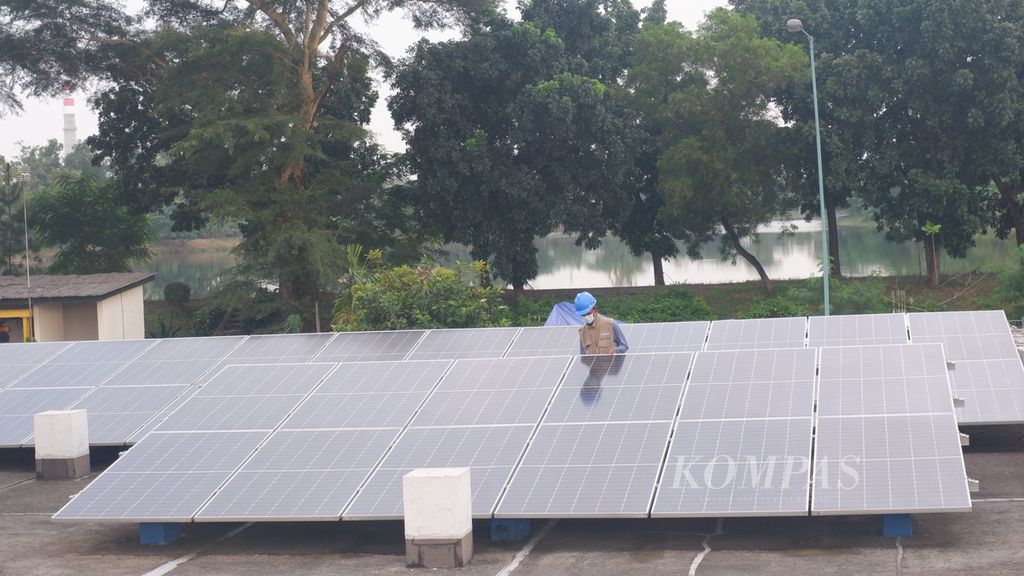 Petugas mengecek panel surya yang menjadi sumber energi listrik dalam proses pengolahan air bersih dan air limbah di kawasan Suryacipta City of Industry, Karawang, Jawa Barat, Rabu (8/3/2023).