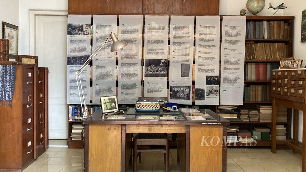 Suasana pameran “Membaca Soedjatmoko dari Rumah dan Ingatan” yang berlangsung di kediaman Soedjatmoko (1922-1989) di kawasan Menteng, Jakarta Pusat, Senin (9/1/2023). 