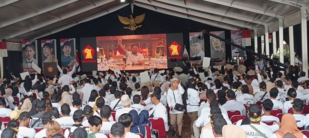 Ketua Umum Partai Gerindra Prabowo Subianto memberikan sambutan secara daring saat acara konsolidasi akbar pengurus Gerindra Jakarta Barat, di Stadion Kebon Jeruk, Jakarta Barat, Minggu (18/6/2023).