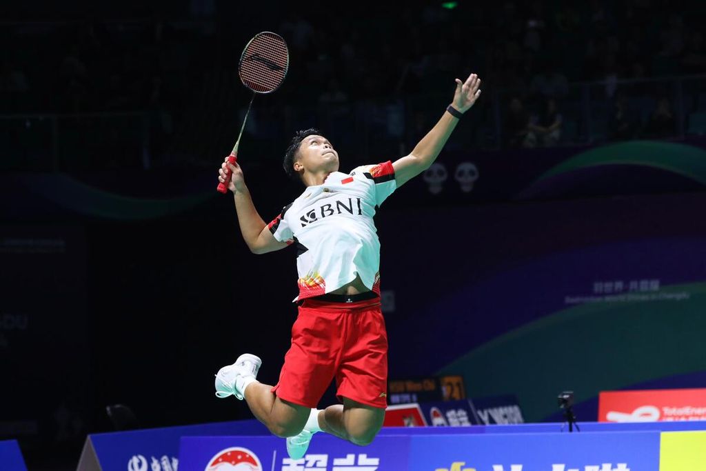Anthony Sinisuka Ginting was about to launch a smash when facing Panitchaphon Teeraratsakul in the Indonesia and Thailand meeting in Group C of the Thomas Cup Championship at the Hi Tech Zone Sports Centre Gymnasium in Chengdu, China, on Monday (29/4/2024). Anthony won with a score of 21-16, 21-13.