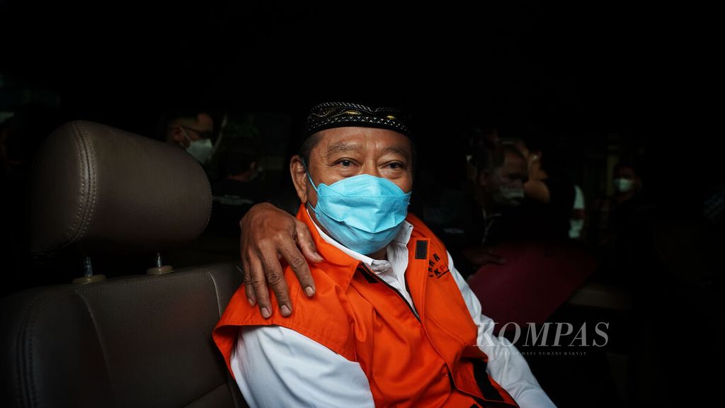 Mantan Bupati Sidoarjo Saiful Ilah di dalam kendaraan tahanan saat resmi ditahan Komisi Pemberantasan Korupsi (KPK), Jakarta, Selasa (7/3/2023).