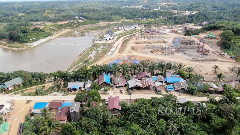 Pemukiman masyarakat berdampingan dengan proyek Intake Sepaku di Kecamatan Sepaku, Penajam Paser Utara, Kalimantan Timur, Minggu (31/12/2023). 