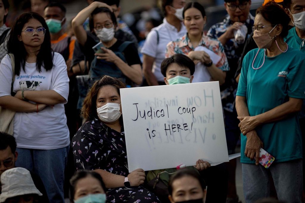 Para pengunjuk rasa memperlihatkan sebuah poster dalam unjuk rasa di Monumen Demokrasi, Bangkok, Thailand, Rabu (19/7/2023), menyusul ditangguhkannya keanggotaan Ketua Partai Bergerak Maju dan kandidat Perdana Menteri Thailand Pita Limjaroenrat di parlemen oleh Mahkamah Konstitusi. 
