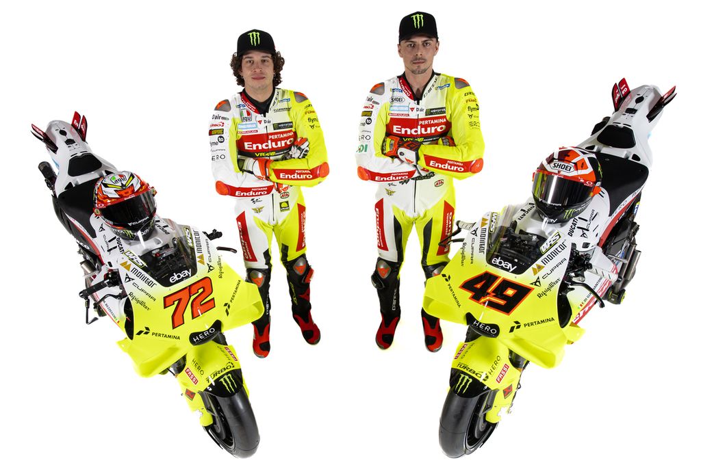 Marco Bezzecchi dan Fabio Di Giannantonio dalam sesi pemotretan tim Pertamina Enduro VR46 Racing untuk MotoGP 2024. Formasi tim untuk persaingan musim ini diluncurkan secara resmi di Riccione, Italia, Rabu (24/1/2024).