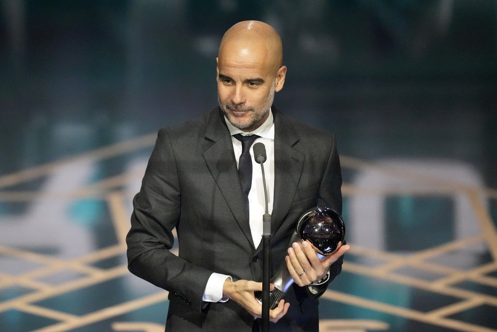 Manajer Manchester City Pep Guardiola menerima penghargaan Pelatih Terbaik FIFA 2023 di Eventim Apollo, Hammersmith, London, Selasa (16/1/2024) dini hari WIB. 