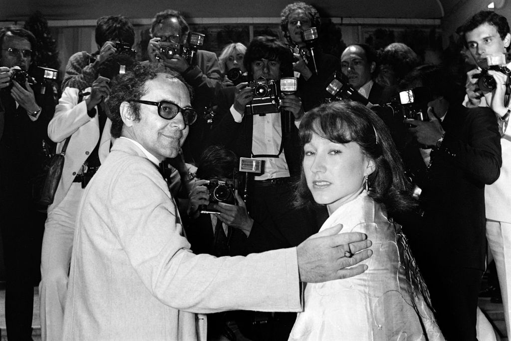 Dalam foto yang diambil pada 22 Mei 1980 ini, sutradara film Perancis-Swiss Jean-Luc Godard (kiri) didampingi aktris Perancis, Nathalie Baye, berpose untuk presentasi filmnya, <i>Sauve qui peut (la vie),</i> dalam perhelatan Festival Film Internasional Cannes ke-33 di Cannes, Perancis. Jean-Luc Godard meninggal dengan tenang pada 13 September 2022 di rumahnya di Rolle, Swiss.