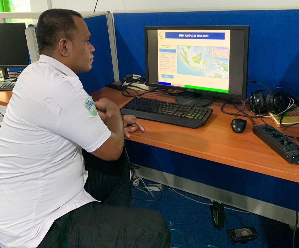 Prakirawan cuaca dari Stasiun Klimatologi Jayapura memantau kondisi cuaca di wilayah pesisir utara Papua pada Kamis (21/9/2023).