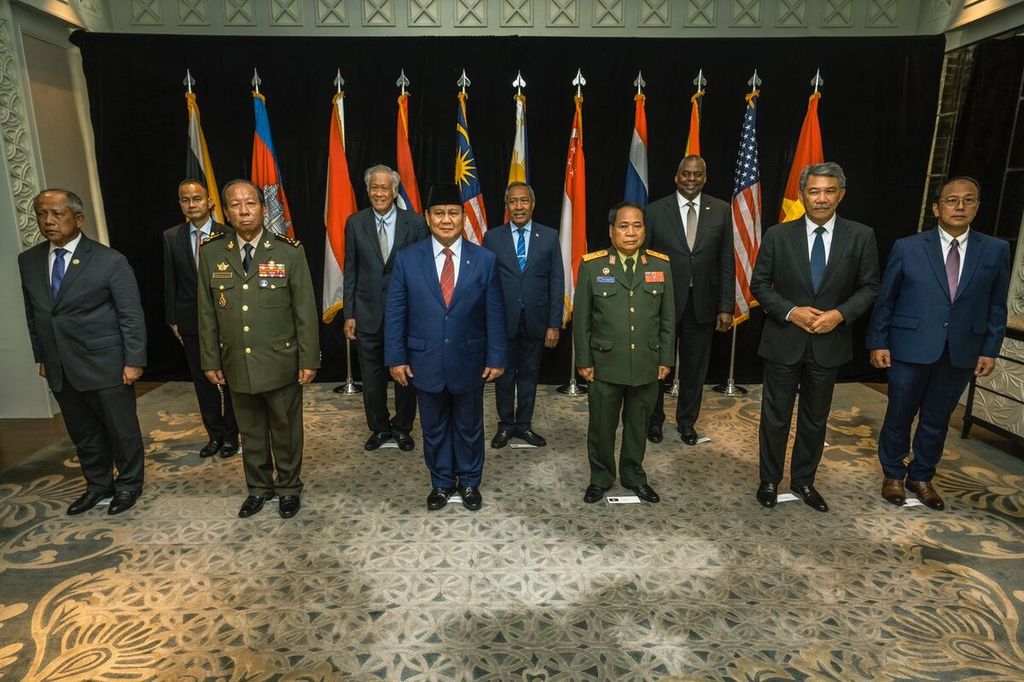 Pertemuan para menteri pertahanan ASEAN dan AS pada sela-sela rangkaian acara Shangri-La Dialogue di Singapura, Jumat (2/6/2023).