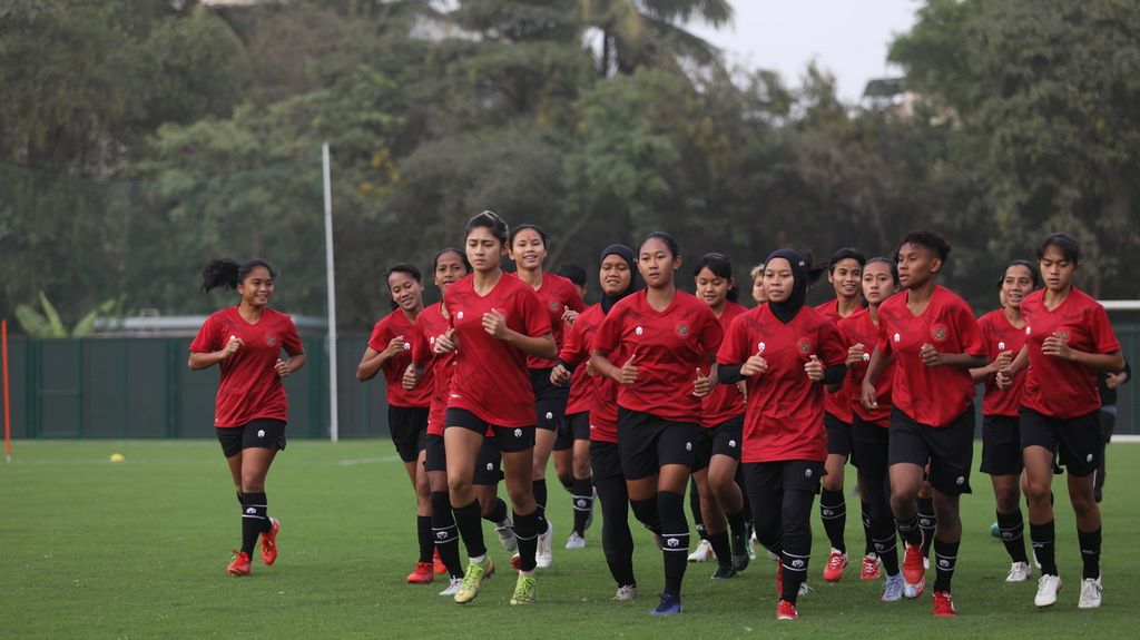 Pemain timnas putri Indonesia melakukan pemanasan pada sesi latihan jelang menghadapi Thailand, Minggu (23/1/2022), di Lapangan Yashvant Rao, Mumbai, India. Indonesia bertekad tampil lebih baik di laga kedua Grup B Piala Asia Putri 2022.