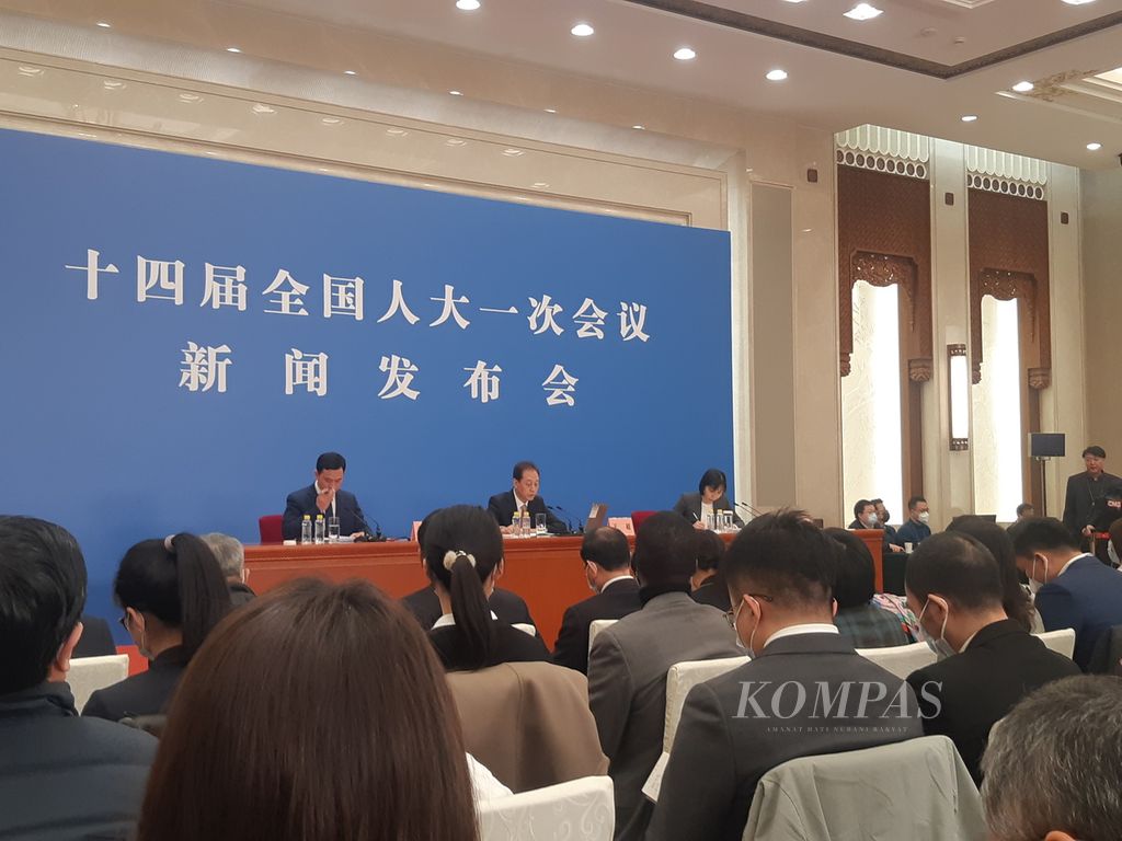 Juru Bicara Kongres Rakyat Nasional atau National People's Congress China (NPC) Wang Chao (menghadap lensa, kedua dari kiri) memberikan keterangan pers sebelum pembukaan sidang parlemen tahunan NPC, Sabtu (4/3/2023), di Beijing, China.