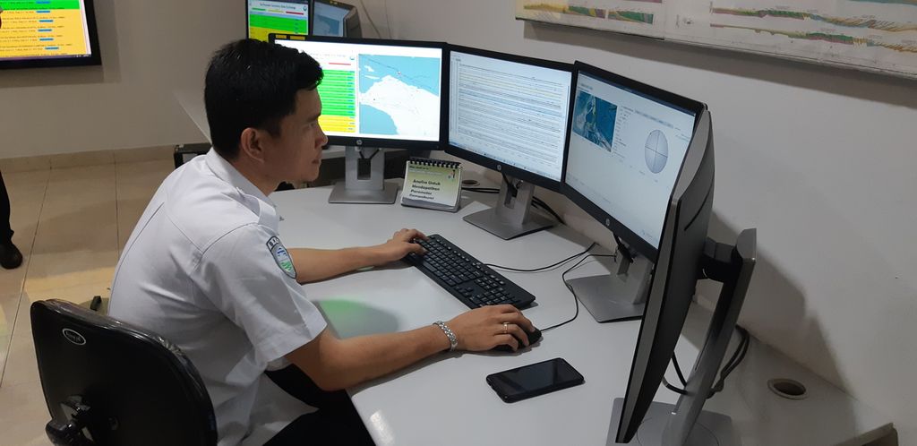 Petugas memantau informasi di Pusat Gempa Bumi Regional Wilayah V Papua di Jayapura, Senin (10/2/2020).