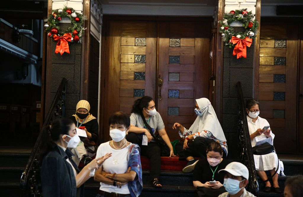 Warga dari berbagai latar belakang agama mengantre untuk mendapatkan vaksin Covid-19 penguat di acara vaksinasi massal ketiga di GPIB Paulus, Menteng, Jakarta Pusat, Rabu (19/1/2022). 