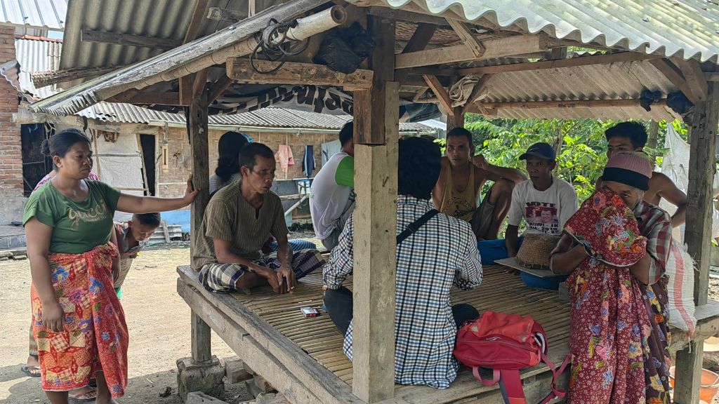 Warga yang merupakan satu keluarga berkumpul di salah satu rumah di Dusun Mengiluk, Desa Batujai, Kecamatan Praya Barat, Lombok Tengah, Nusa Tenggara Barat, Jumat (17/6/2022). Dari dusun itu, ada lima warga yang turut dalam kecelakaan kapal pengangkut pekerja migran tanpa dokumen di perairan Batam pada Kamis (16/6/2022).
