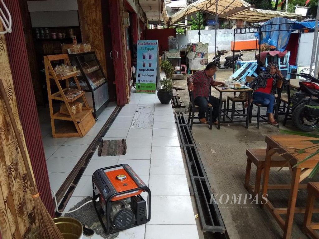 Sebagian wilayah Balikpapan, Kaltim, mengalami pemadaman listrik 7-8 jam. Pelaku usaha, seperti toko roti dan kopi di kawasan Kampung Timur ini, menggunakan genset sebagai sumber listrik.