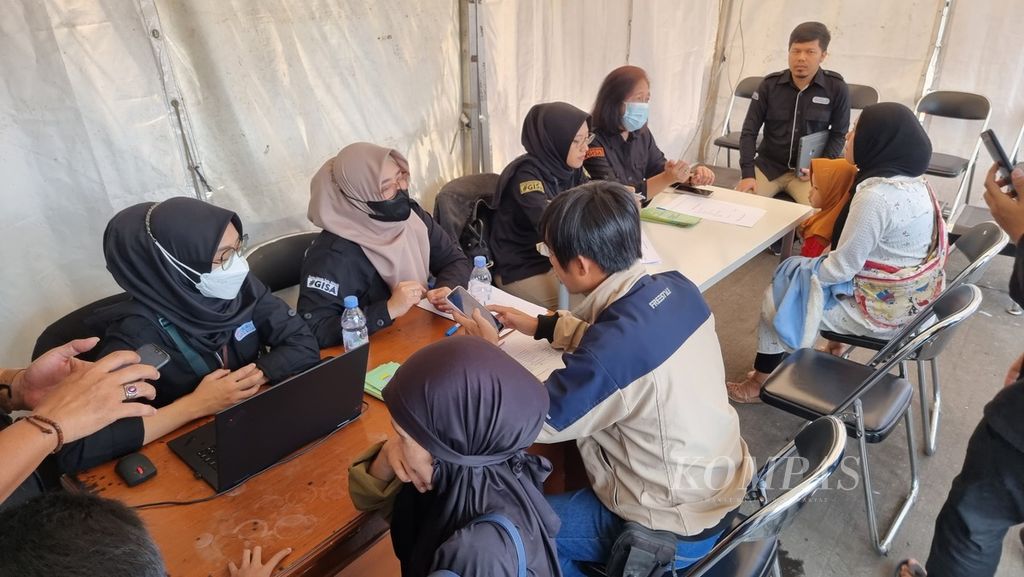 A number of newcomers registered their personal data at the Non-Permanent Population Data Collection Post for the Bandung City Population and Civil Registration Office, Cicaheum Terminal, Bandung, West Java, Thursday (27/4/2023).
