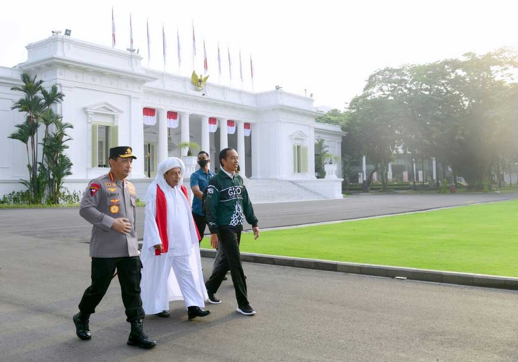 Presiden Joko Widodo melepas Kirab Merah Putih yang mengangkat tema ”Menciptakan Kesatuan Indonesia yang Harmoni” di halaman depan Istana Merdeka, Jakarta, Minggu (28/8/2022).