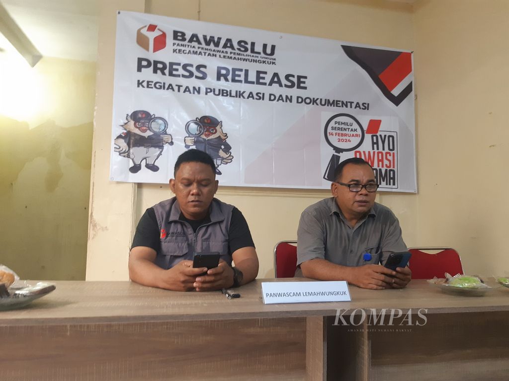 Ketua Panwascam Lemahwungkuk Rahmat Sapii (kanan) memberikan penjelasan terkait dengan penurunan alat peraga kampanye selama masa tenang Pemilu 2024 di Kota Cirebon, Jawa Barat, Selasa (13/2/2024).