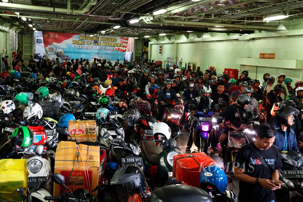 Para pemudik sepeda motor peserta mudik gratis mengantre keluar dari KRI Banda Aceh yang berangkat dari Jakarta dan tiba di Pelabuhan Tanjung Emas, Semarang, Jawa Tengah, Sabtu (6/4/2024). 