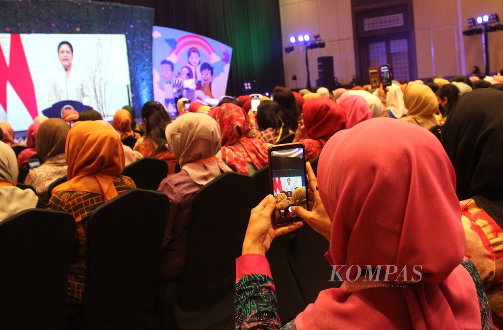 Peserta memotret Ibu Negara Iriana Joko Widodo dalam tayangan video pada penyampaian komitmen bersama Bunda PAUD (Pendidikan Anak Usia Dini) untuk mendukung gerakan transisi PAUD ke SD yang menyenangkan, di Jakarta, Rabu (7/6/2023). 