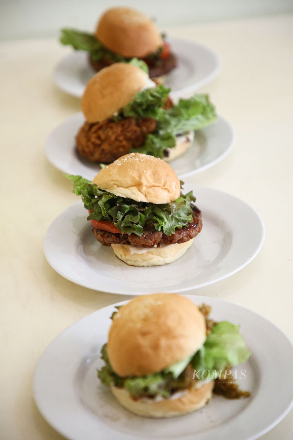Deretan burger mini <i>plant-based</i> kreasi <i>chef</i> William Andersen dari Jatuh Cintah. 