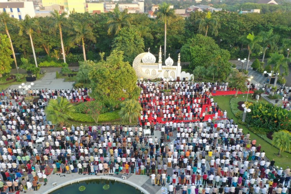 Wali Kota Surabaya Eri Cahyadi melaksanakan shalat Idul Adha 1443 Hijriah di Taman Surya, Balai Kota Surabaya, Minggu (10/7/2022). Shalat Idul Adha tahun ini kembali digelar Taman Surya seusai vakum dua tahun karena pandemi Covid-19.