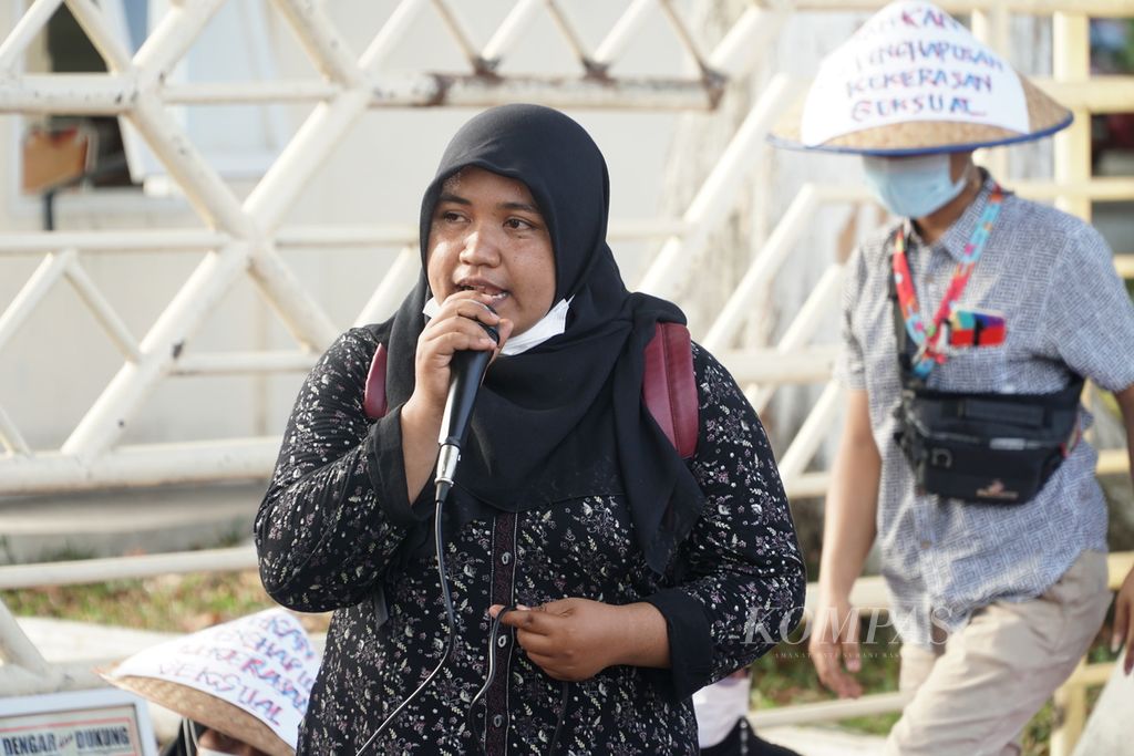 Direktur Women Crisis Center Nurani Perempuan Rahmi Meri Yenti 