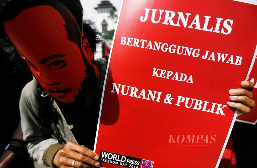 Sejumlah pewarta dari Aliansi Jurnalis Independen (AJI) Bandung, seniman, dan beberapa elemen masyarakat bersama-sama menggelar aksi peringatan Hari Kebebasan Pers Internasional di depan Gedung Sate, Bandung, Jawa Barat, Sabtu (3/5). 