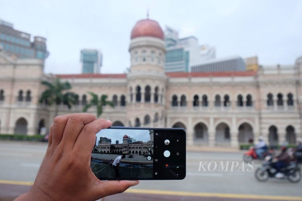 Uji fitur kamera <i>ultra-wide</i> Galaxy A9 di Kuala Lumpur, Malaysia, Jumat (12/10/2018). Fitur <i>ultra-wide</i> 120 derajat menjadi andalan Galaxy A9.