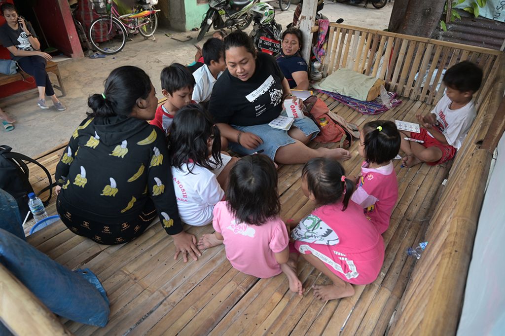 Valentina Palmarini Nugrahaningsih Sastrodihardjo bersama anak-anak Rumah Belajar Pelangi Nusantara, di Rawamangun, Jakarta TImur, Minggu (26/7/2020). Komunitas ini didirikan untuk memberi akses pendidikan kepada semua orang, termasuk anak-anak pemulung, pengemis, dan pengamen jalanan.