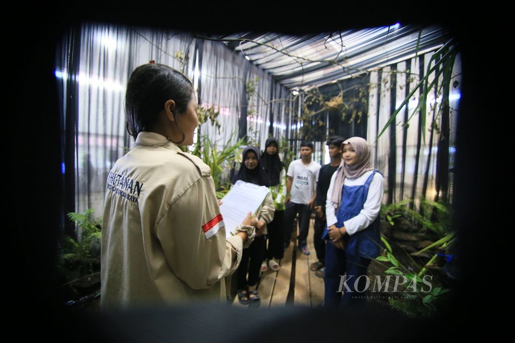A number of junior high school students in Palangkaraya City listen to a guide in the first labyrinth about peat swamps, to get to know three types of tropical rain forests in Central Kalimantan, Friday (23/6/2023).