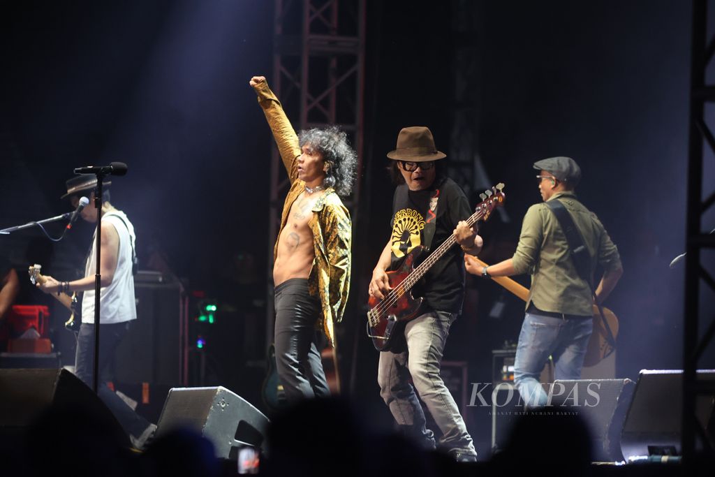 Mantan pemain bas grup Slank, Bongky Marcel, tampil bersama Slank dalam konser Jogjarockarta di Stadion Kridosono, Yogyakarta, Sabtu (30/9/2023).