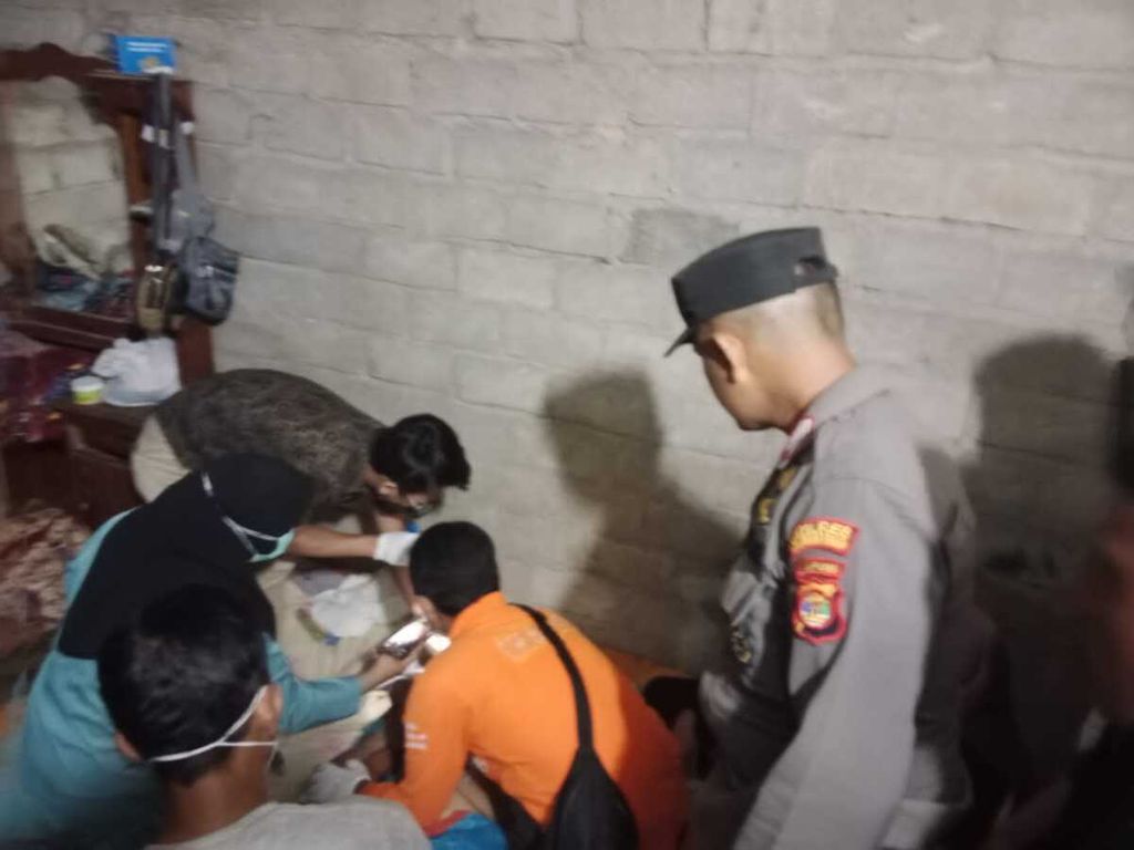Aparat kepolisian membantu mengevakuasi tiga bocah laki-laki kakak beradik di Kabupaten Lampung Timur, Lampung, yang ditemukan tewas tenggelam di dasar kolam, Kamis (16/5/2024) malam.