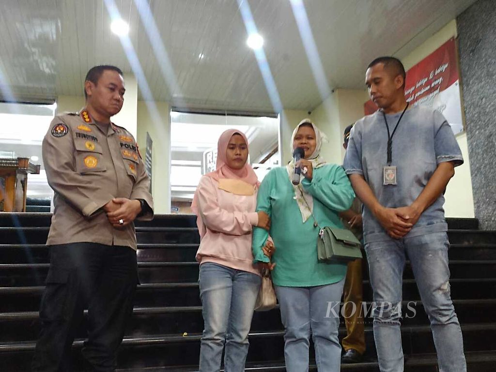 Two female migrant workers, Aslem (in green) and Hana, victims of money-making fraud by the Wowon gang, speak to journalists at Polda Metro Jaya, Jakarta, Thursday (26/1/2023) evening.