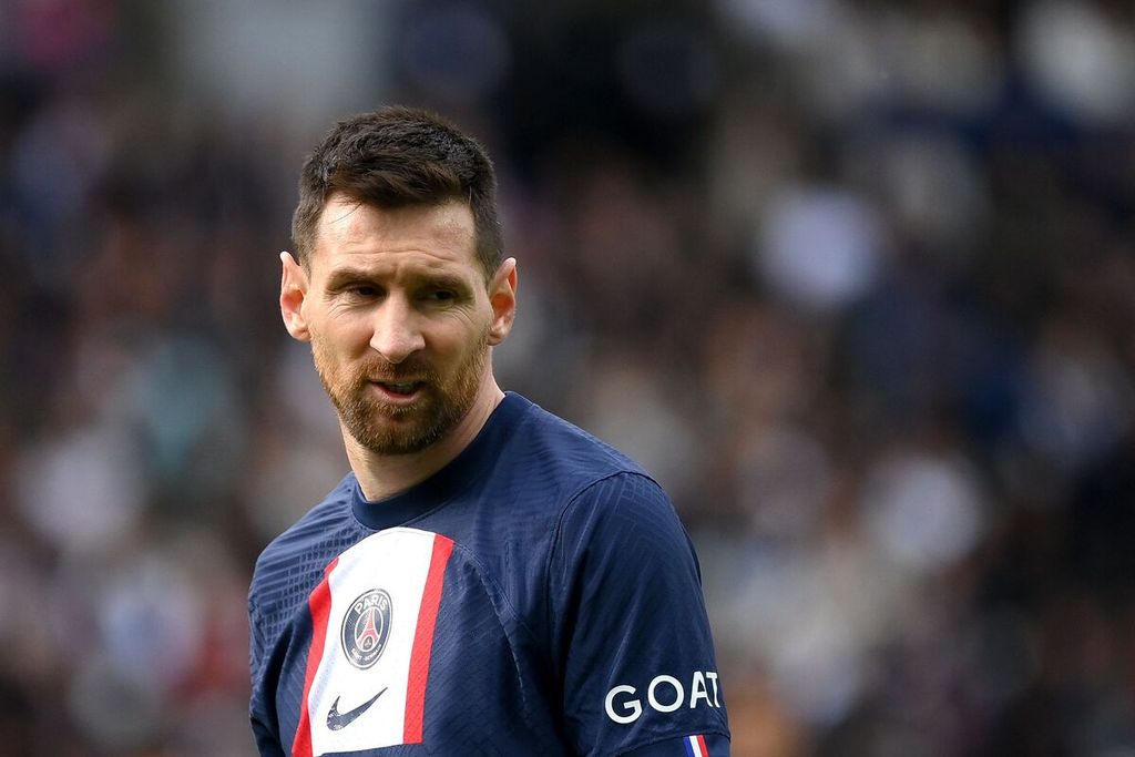 Reaksi penyerang Paris Saint-Germain, Lionel Messi, dalam pertandingan Liga Perancis antara PSG dan FC Lorient di Stadion Parc des Princes, Paris, Minggu (30/4/2023). Messi mendapat sanksi dari PSG karena meninggalkan klub tanpa izin.