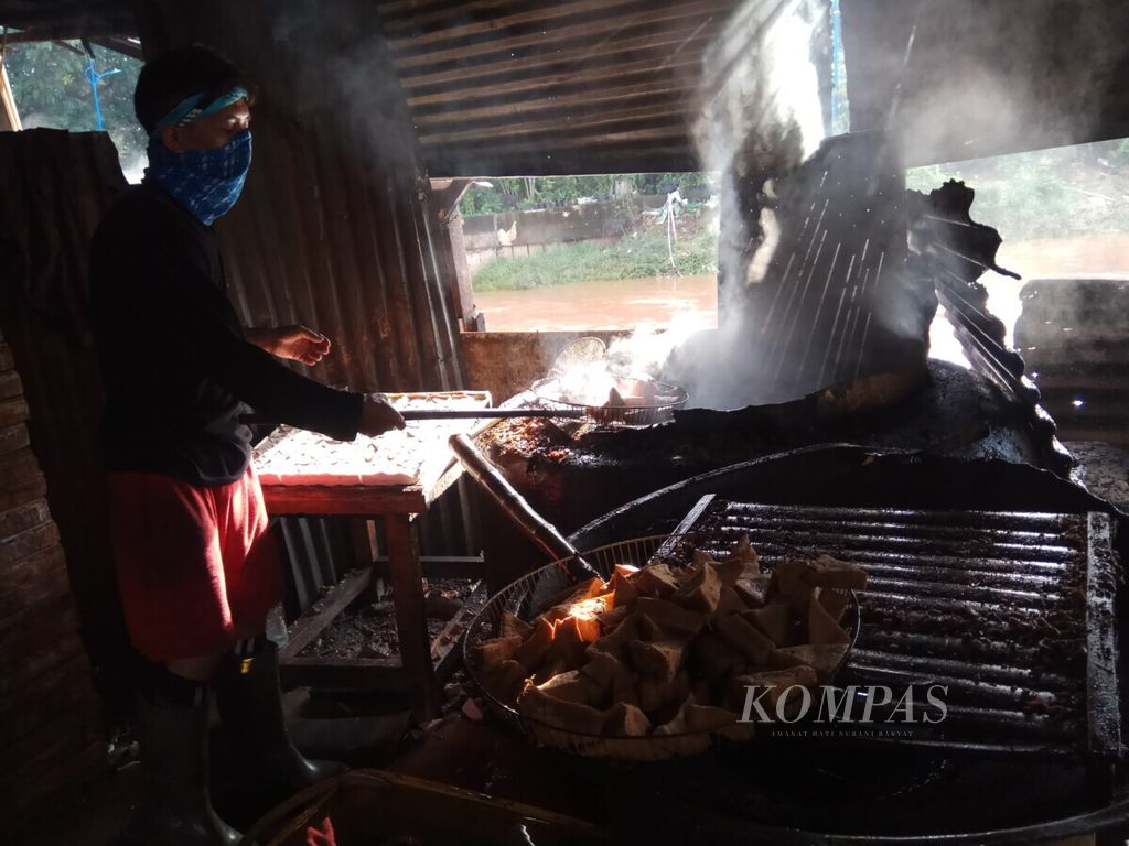 Produksi tahu goreng di pabrik tahu Pos Pengumben, Jakarta Barat, Selasa (25/2/2020), menghabiskan lebih dari tiga jeriken jelantah per hari. Tahu goreng hasil produksi dipasarkan ke para pedagang pasar dan pedagang keliling di Jakarta Barat dan sekitarnya.