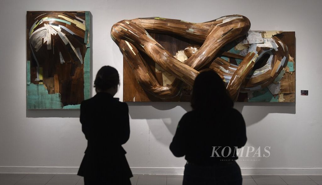 Instalasi karya Wisnu Ajitama berjudul ”Ruins of Hope#1” dan ”Ruins of Hope #2” dalam pameran seni rupa ”New Hope” di Galeri Nasional Indonesia, Jakarta, Senin (6/2/2023). 