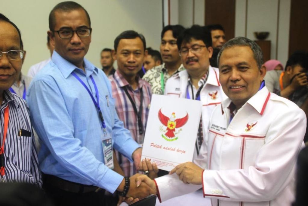 Ketua Umum Partai Republik Suharno Prawiro (kanan) memberikan berkas simbolik untuk pendaftaran peserta Pemilu 2019 kepada Komisioner KPU Hasyim Asyari (kiri) di Jakarta, Sabtu (14/10).