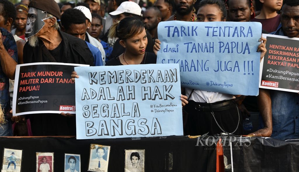 Sukarelawan dan aktivis Jaringan Solidaritas Korban untuk Keadilan menggelar Aksi Kamisan ke-598 yang menyerukan solidaritas melawan rasisme, diskriminasi, dan kekerasan terhadap warga Papua di depan Istana Merdeka, Jakarta, Kamis (22/8/2019). Dalam aksi tersebut turut bergabung warga dan mahasiswa asal Papua yang juga menggelar aksi untuk memprotes tindakan diskriminasi dan kekerasan yang menimpa mahasiswa asal Papua di Surabaya dan Malang, beberapa waktu lalu.