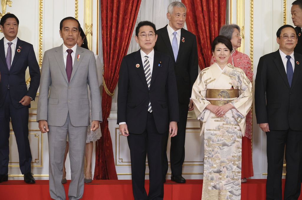 Para pemimpin negara-negara anggota ASEAN dan Perdana Menteri Jepang Fumio Kishida (tengah) berfoto bersama di KTT 50 Tahun Jepang-ASEAN di Tokyo, Sabtu (16/12/2023). 