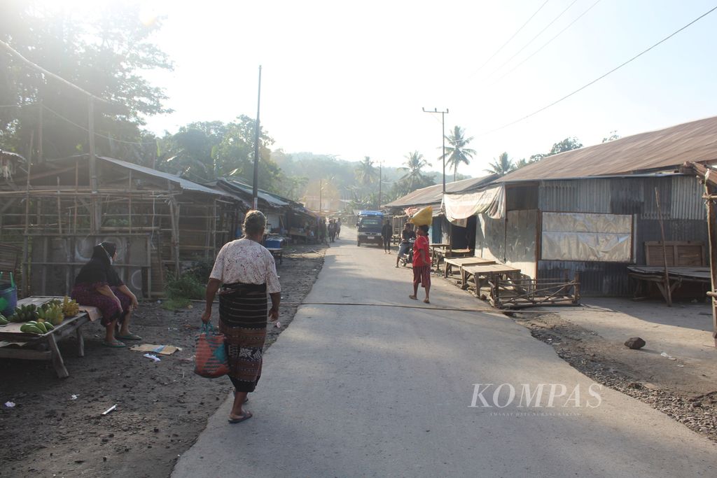 Suasana sepi pasar tradisional di Desa Boru, Kecamatan Wulanggitang, Kabupaten Flores Timur, Nusa Tenggara Timur, Senin (8/1/2024). Abu vulkanik dari Gunung Lewotobi Laki-laki terus mengguyur daerah itu, termasuk lokasi pasar.