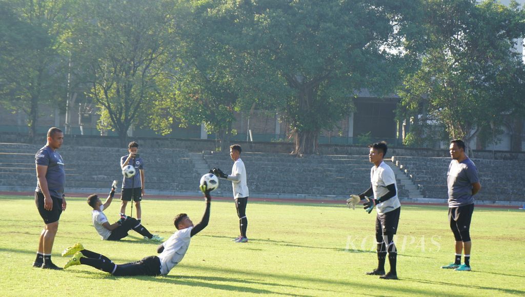 Para pemain tim U-17 sedang berlatih, di Stadion Sriwedari, Kota Surakarta, Jawa Tengah, Jumat (11/8/2023). Tim itu yang nantinya akan berlaga dalam Piala Dunia U-17 di Indonesia.