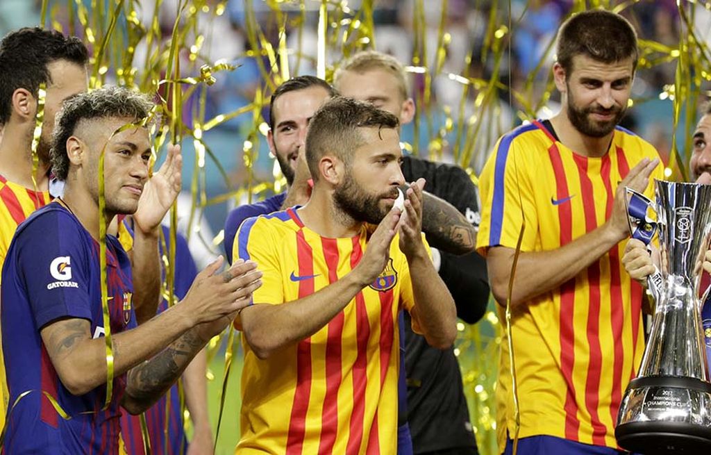 Pemain Barcelona merayakan keberhasilan mereka meraih gelar juara International Champions Cup setelah  menaklukkan Real Madrid 3-2 di Stadion Hard Rock, Florida, Amerika Serikat, Sabtu (29/7) waktu setempat atau Minggu (30/7) pagi WIB.