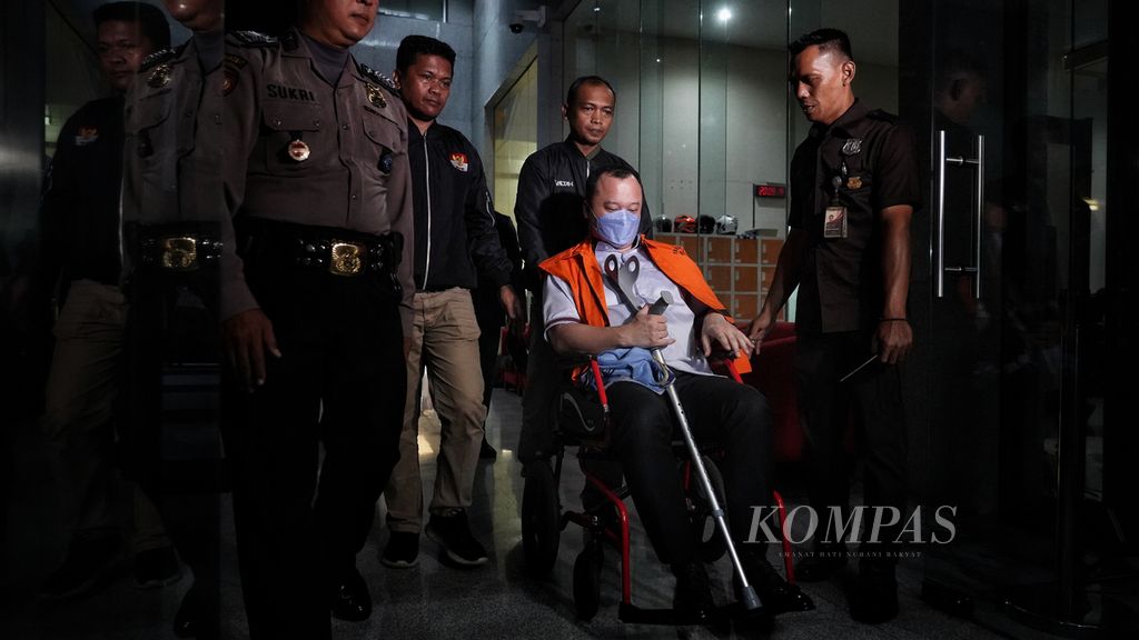Tersangka kasus suap di lingkungan Kementerian Hukum dan HAM, Helmut Hermawan, dibawa dengan kursi roda menuju mobil tahanan setelah ekspos penahanan dirinya di Komisi Pemberantasan Korupsi, Jakarta, Kamis (7/12/2023). 