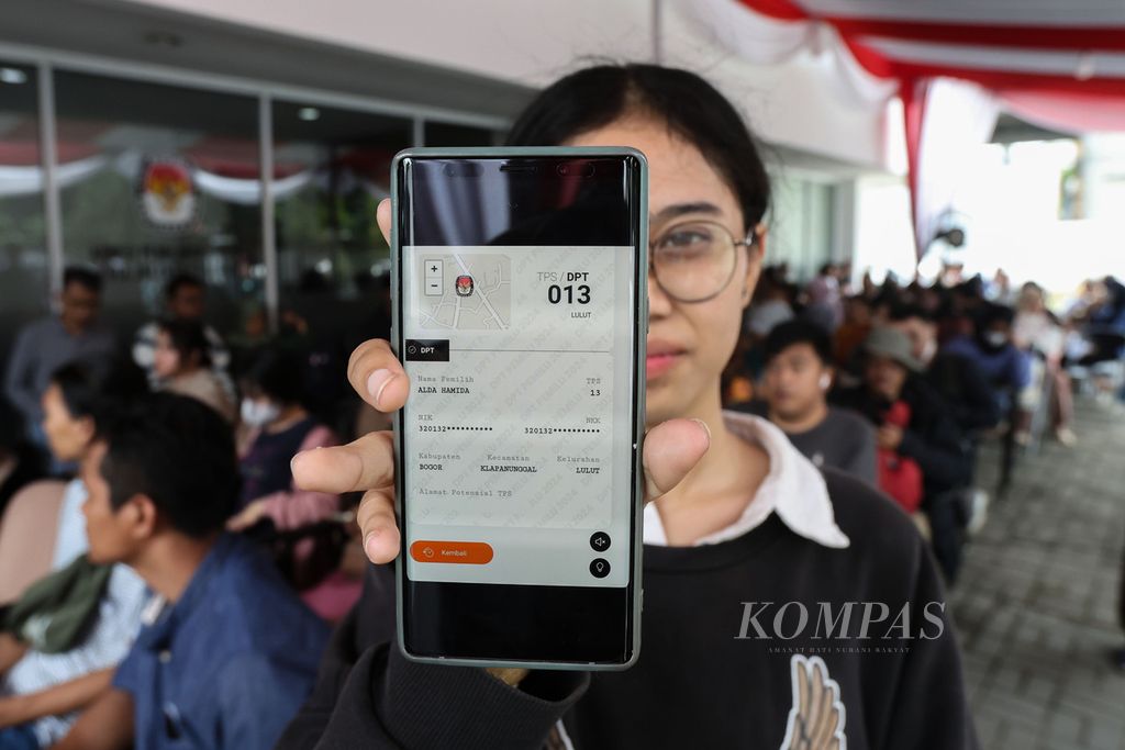 Seorang warga memperlihatkan data tempat pemungutan suara asal sebelum pindah pilih ke Jakarta di Komisi Pemilihan Umum (KPU) Jakarta Selatan, Rabu (7/2/2024). 