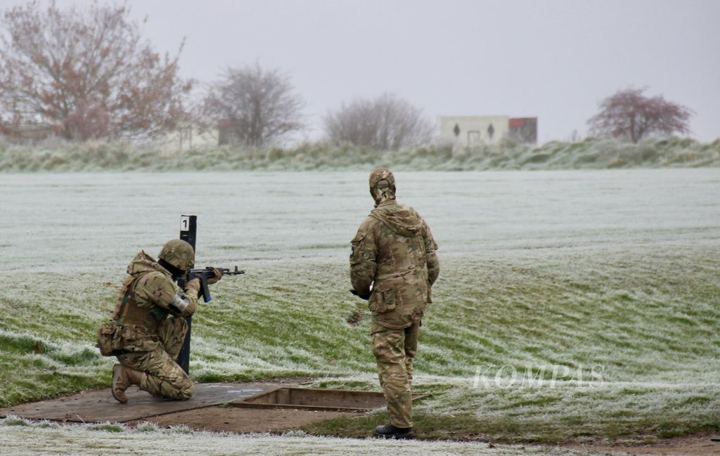 Tentara Ukraina mengikuti latihan dasar perang darat, Jumat (1/12/2023), di Inggris selatan. Latihan itu bagian dari Operasi Interflex, program Inggris untuk mempersiapkan pasukan infanteri Ukraina. Inggris menggandeng 10 negara dalam Operasi Interflex.