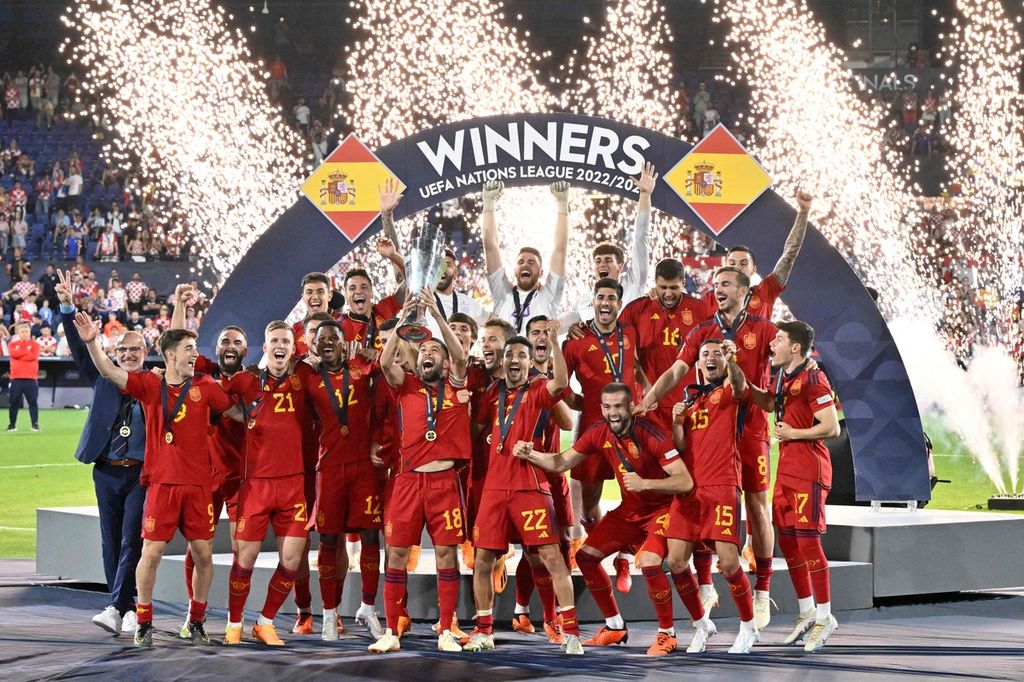Para pemain timnas Spanyol, yang didampingi pelatih Luis de la Fuente (kiri), merayakan keberhasilan mereka menjuarai Liga Nasional Eropa di Stadion Feyeenord, Rotterdam, Senin (19/6/2023) dini hari WIB. Spanyol menjadi juara setelah menang 5-4 atas Kroasia pada babak adu penalti.