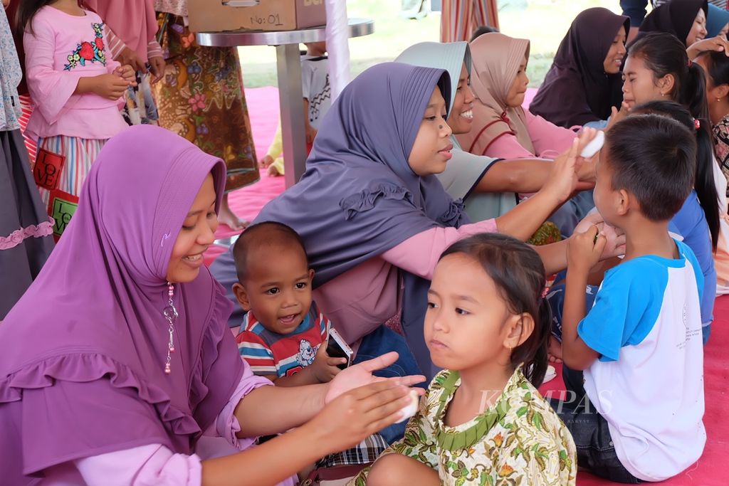 Ibu dan anak mengikuti program dukungan kesehatan mental dan psikososial. Program ini buat agar terjalin ikatan yang kuat antara ibu dan anak pascagempa bumi yang melanda Lombok 2018.