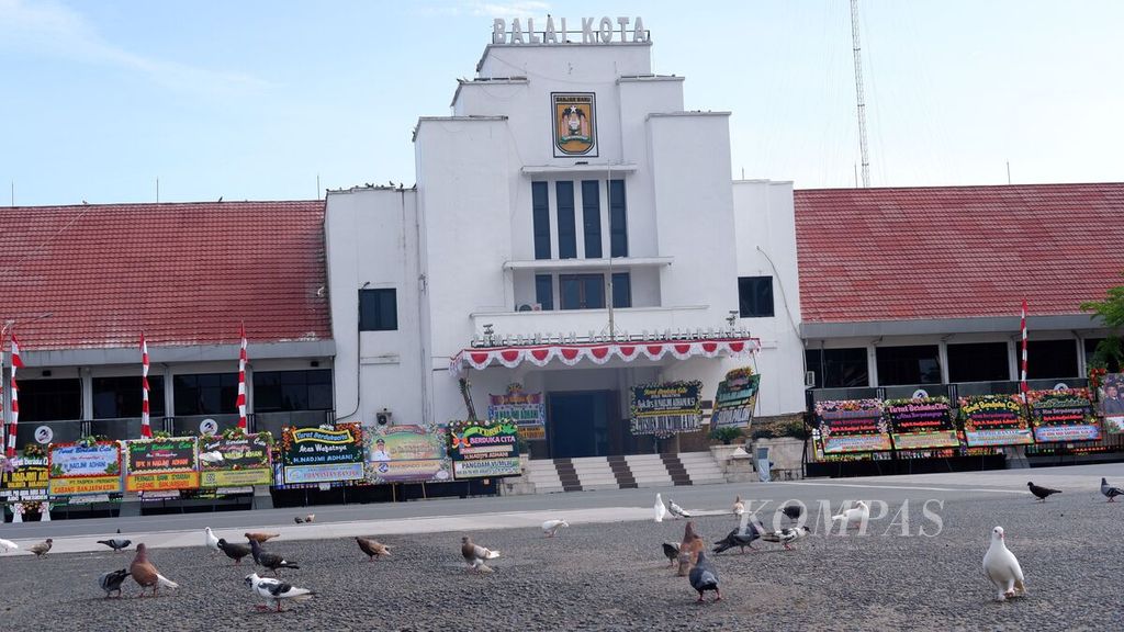 Burung merpati berkeliaran di Lapangan Murjani, depan Balai Kota Banjarbaru, Kalimantan Selatan, Selasa (11/8/2020).