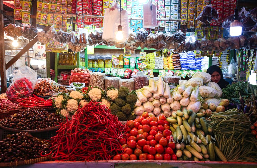 Pedagang sayur menunggu pembeli di Pasar Anyar, Kota Tangerang, Banten, Rabu (22/2/2023). Fluktuasi harga sejumlah komoditas, termasuk cabai, berdampak terhadap penurunan daya beli masyarakat.